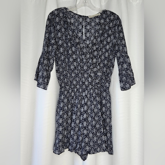 Abercrombie & Fitch Pants - Abercrombie & Fitch navy romper with 3/4 bell sleeves and ruffled hem size M